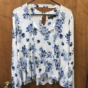 NWOT Kendall & Kylie floral top